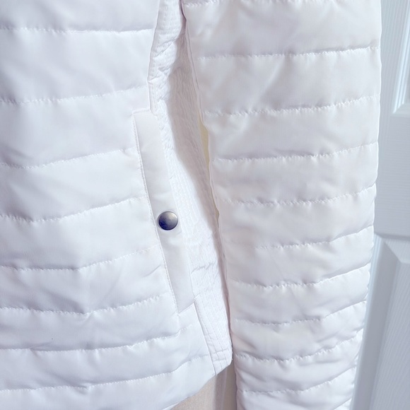 Loft white cute puffer jacket. Zipper front & or snap closure. High neck detail - Picture 3 of 6